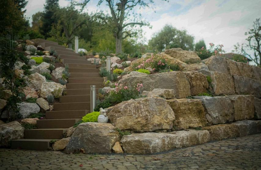 Natursteinmauer vor Garten